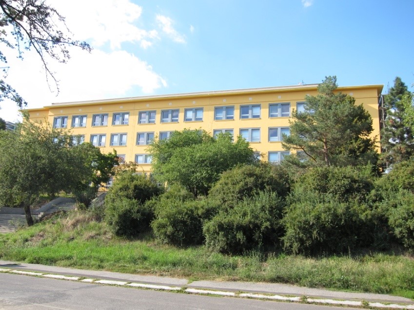 Pohled na současnou podobu školy z ulice V Úžlabině.
